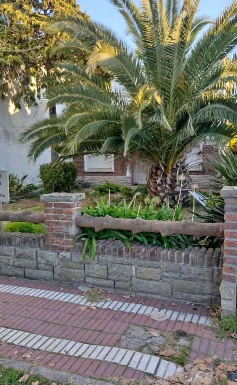 Venta de casa de 5 ambientes + 2 departamentos en barrio Las Avenidas 